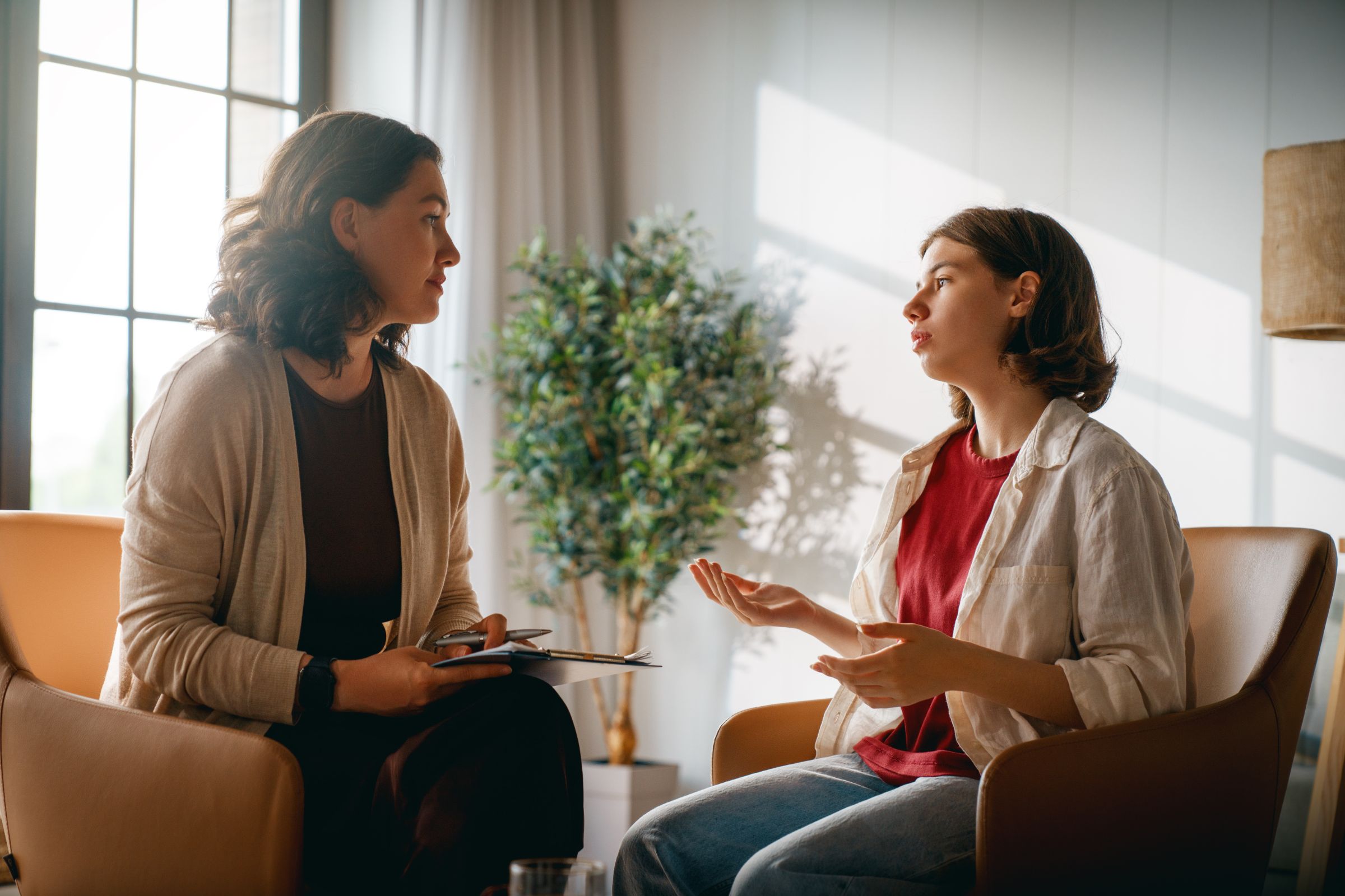 Zwei Frauen im aufmerksamen Gespräch