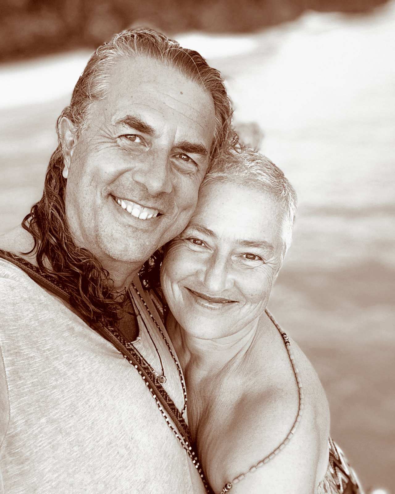 Andrea und Veit Lindau, Wange an Wange, lachend am Meer